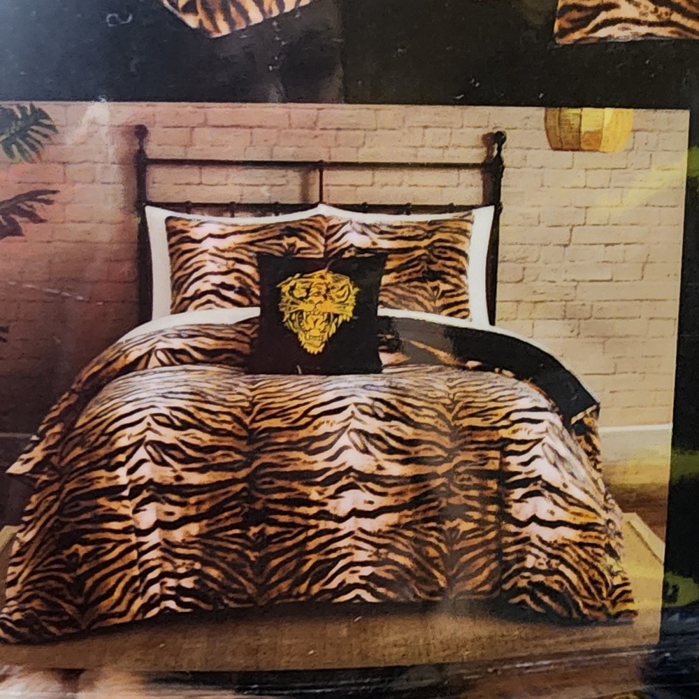 Ed Hardy Queen 4Piece Luxurious Leopard Print Faux Fur comforter set new
